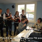 Les trois cabrettaïres et le trésorier attentifs aux informations données par Sylvie